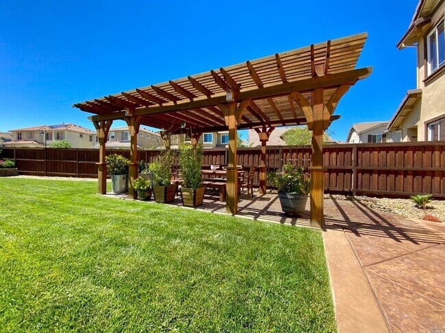 Building Photo - Living in Luxury in a Peaceful Setting