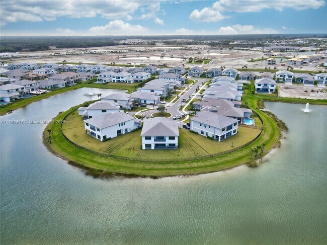 Building Photo - 12865 Wingspan Ct