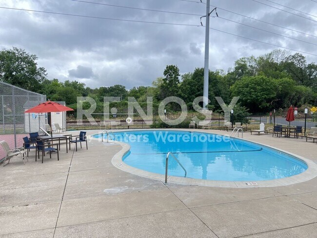 Building Photo - 1304 W Medicine Lake Dr