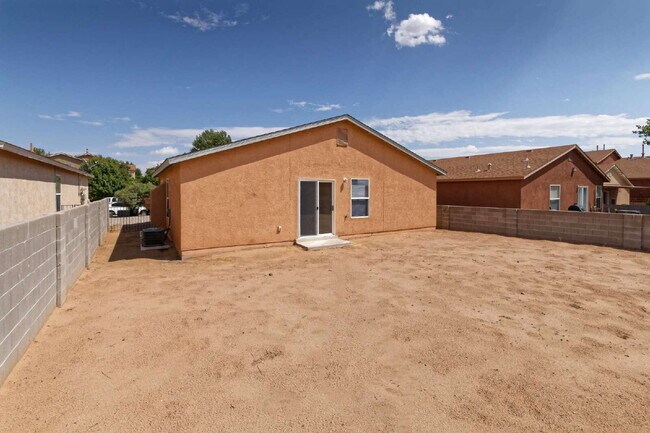 Building Photo - Comfy and Compact 3 BR Home!