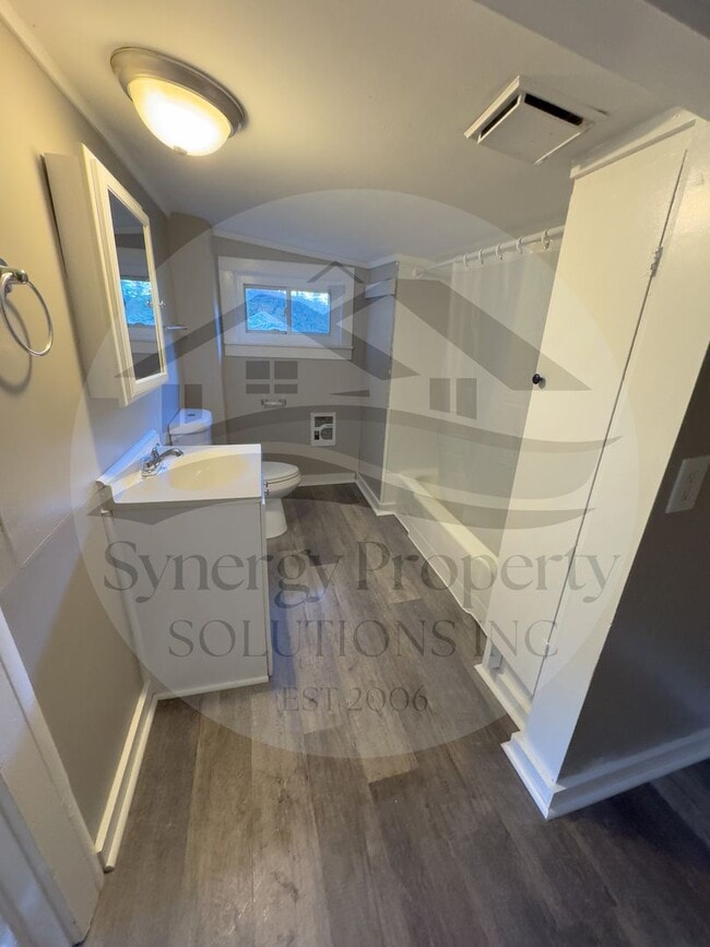 Building Photo - One Bedroom House Available Now