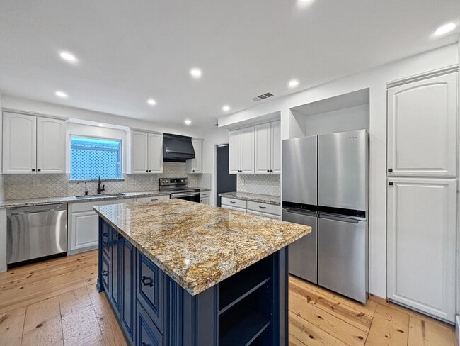 Building Photo - Charming & Spacious 3B/2BA House in La Mes...
