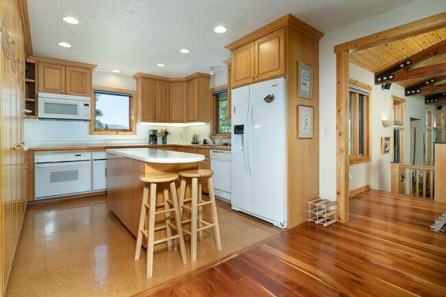 Building Photo - 8225 N Spring Gulch Rd