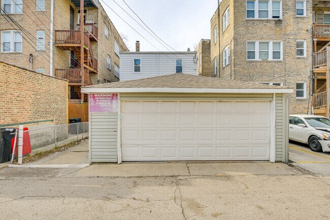 Building Photo - 6435 N Leavitt St