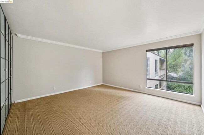 Building Photo - Elegant, private end-unit living with resort-style amenities!