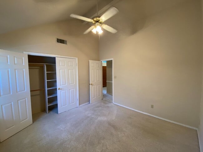 Building Photo - North West Fresno Home, 3BR/2BA, 1878sf, B...