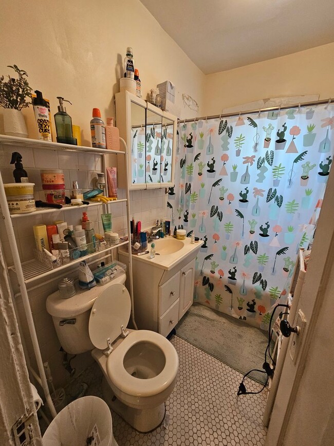 Building Photo - Lovely and Very Large Ravenswood Manor 1 BR