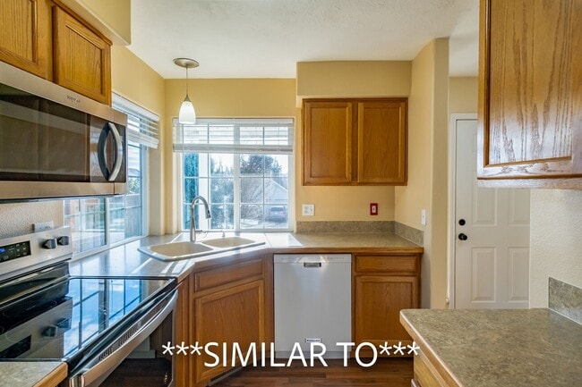 Building Photo - Two Bedroom Duplex in Great Neighborhood, Close to Schools! Pet Friendly!