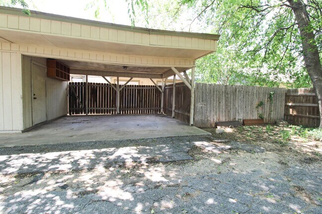 Building Photo - 4724 Oakfield Way