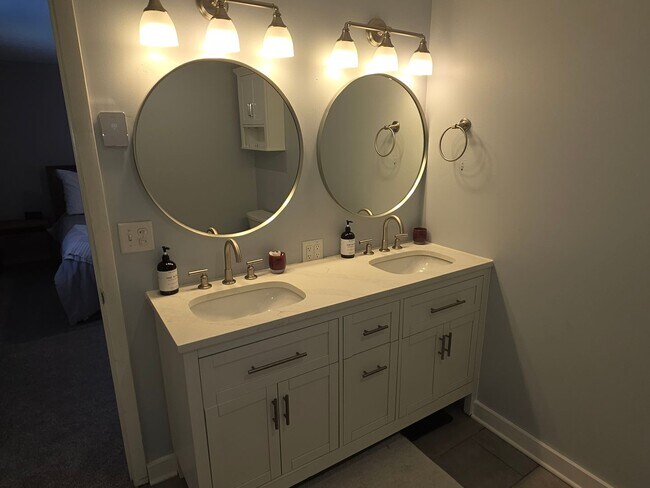 Building Photo - Updated 3-Bedroom Single- Family Home in Fox Point