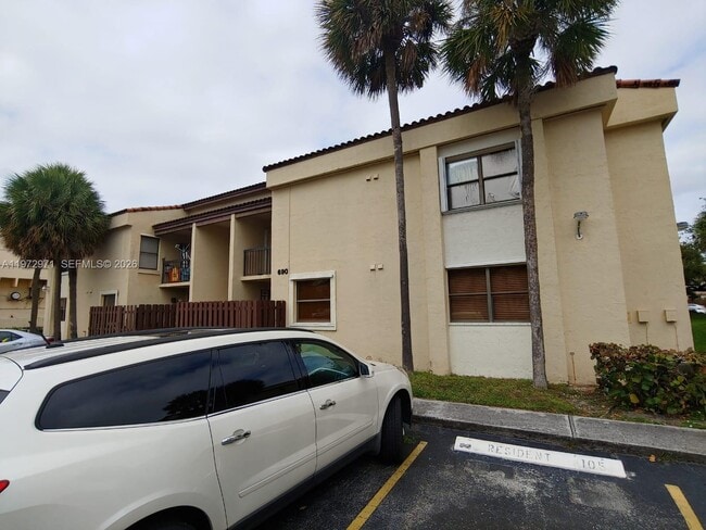 Building Photo - 690 W Park Dr