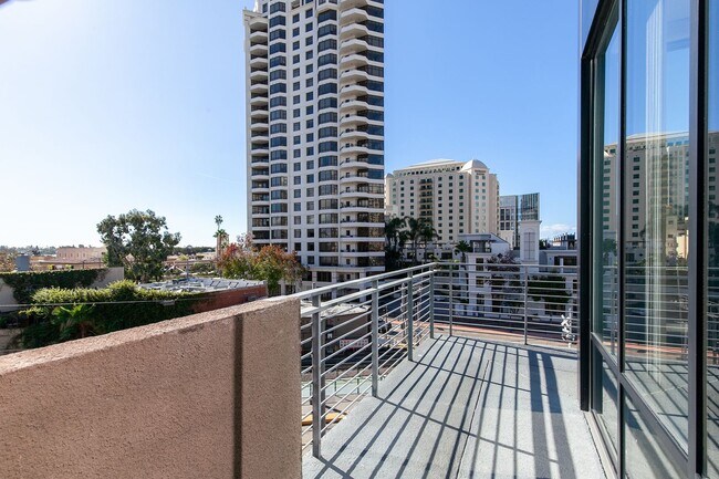 Building Photo - 611 W G St