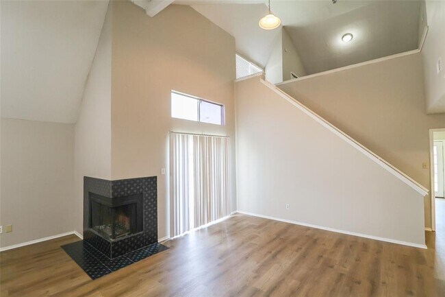 Building Photo - 1546 Ridgebriar Dr