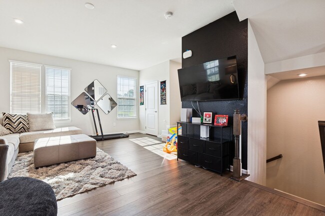 Building Photo - Chesapeake, 3 bedrooms, End Unit- Quick Mo...