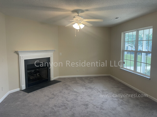 Building Photo - Beautiful 3b Room! Move in ready!