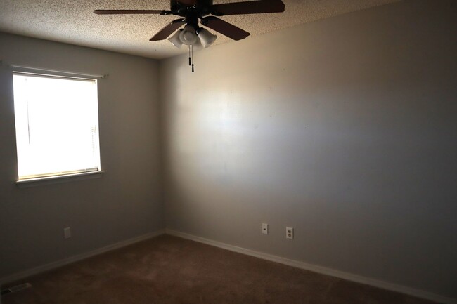 Building Photo - Charming 3 bedroom 1 bath on an Oversized lot