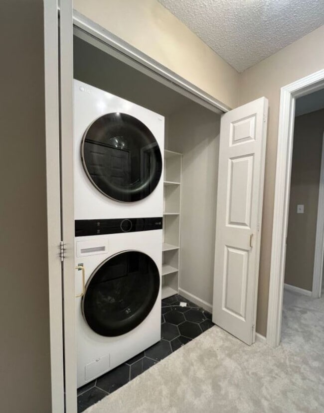 Building Photo - Stylish North Loop Living for $3,499/month...