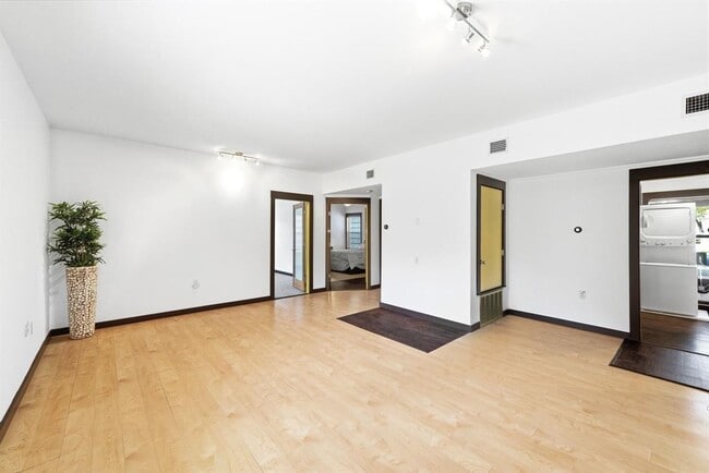 Building Photo - 1301 S 1st St