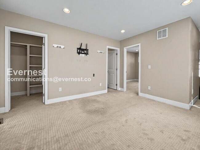 Building Photo - 3 Bed, 3.5 Bath Townhouse with Garage