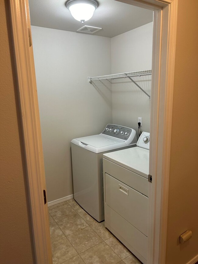 Building Photo - Bethany/NW Portland Home Updated with Hardwoods and Granite! Tons of Storage!