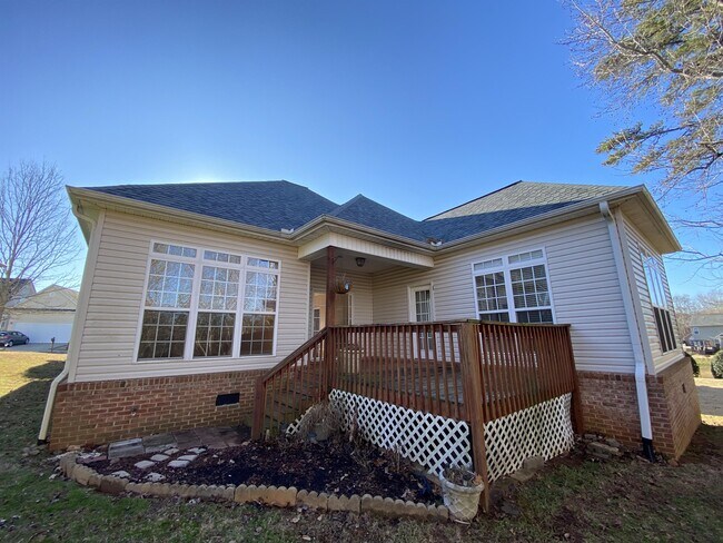 Building Photo - 208 Summergrass Dr