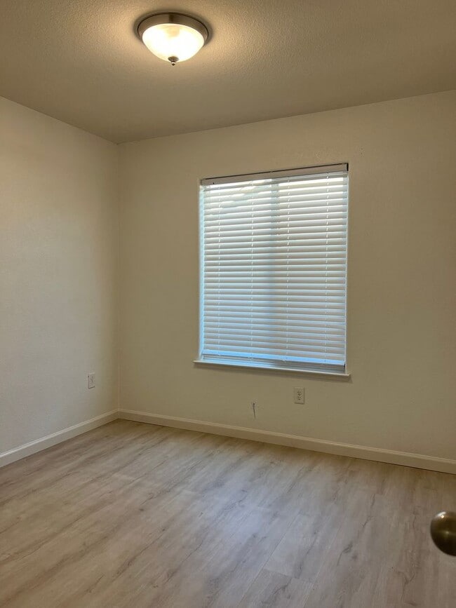 Building Photo - Available NOW! SPECIAL $500 off 1st months rent