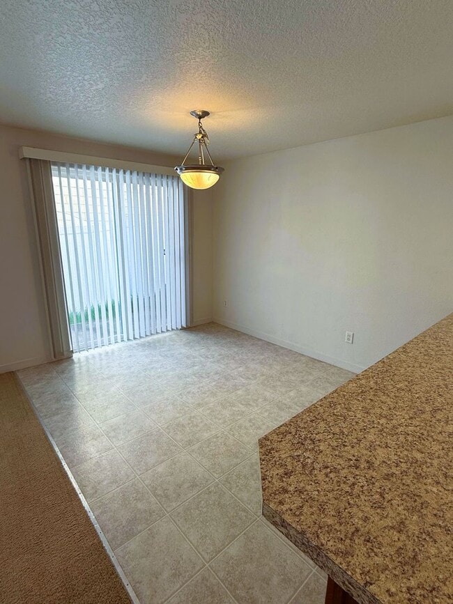 Building Photo - Spacious 3 Bed/2.5 Bath Home in Walnut Grove area!