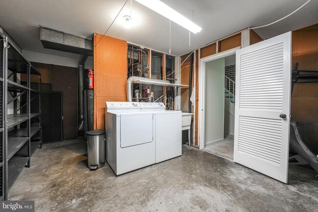 Building Photo - 4908 Sauquoit Ln