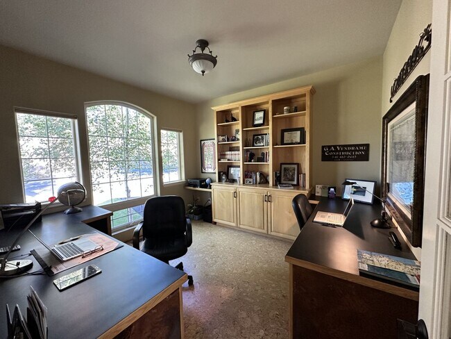 Building Photo - Large Furnished home on Awbrey Butte