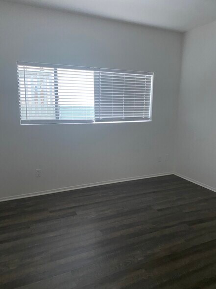 Building Photo - 930 S Venice Blvd