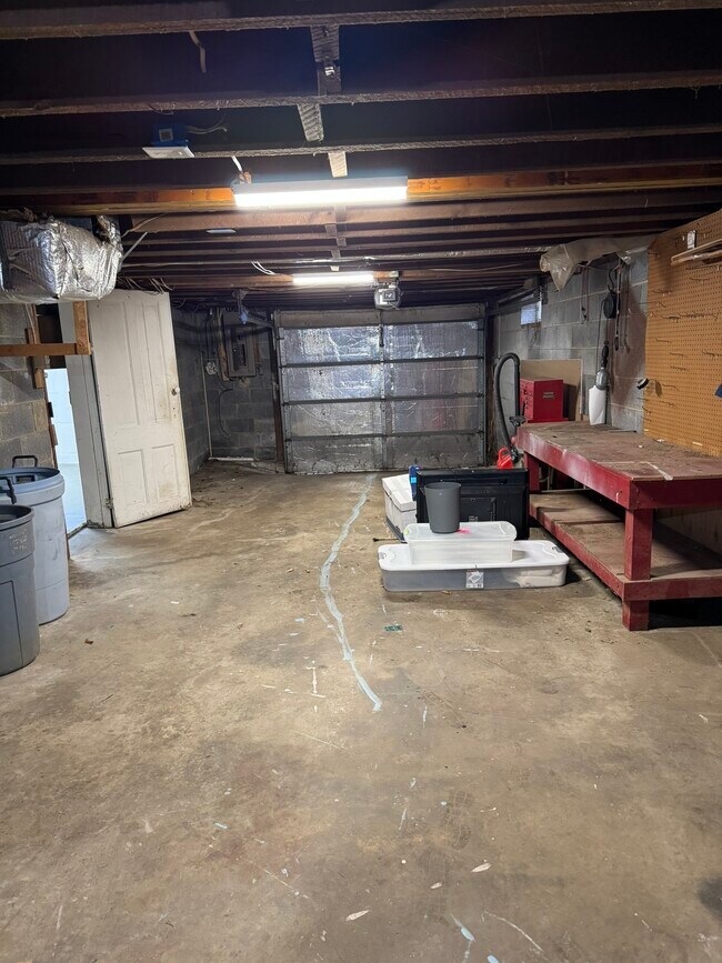 Building Photo - 10012 Ellis Rd