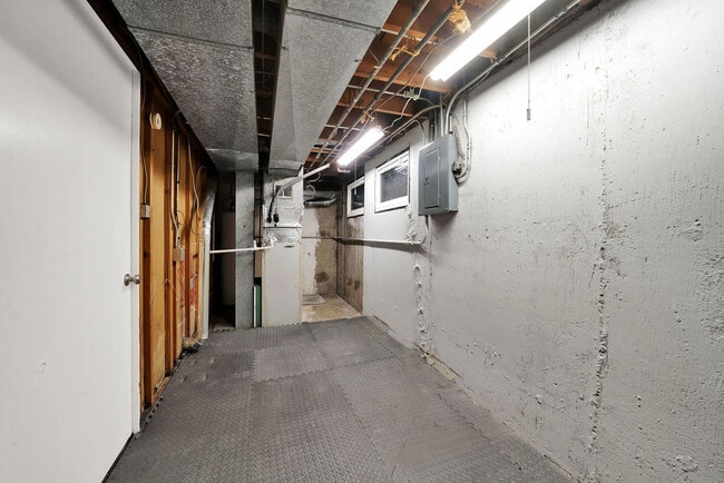 Building Photo - 2006 W Farwell Ave