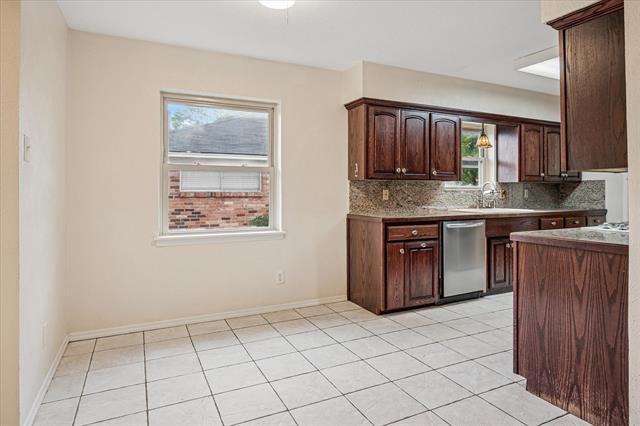 Building Photo - 1725 Mapleton Dr