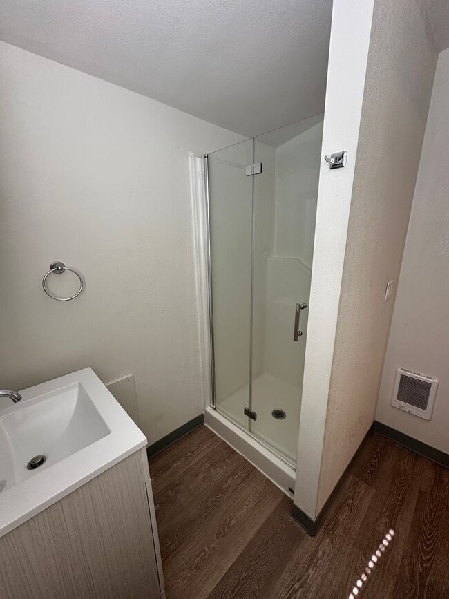 Building Photo - Beautiful 3-bedroom home with large yard