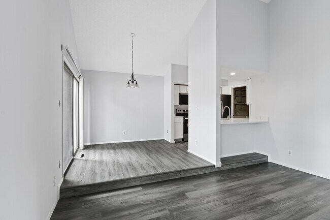 Building Photo - 2302A Melrose Dr