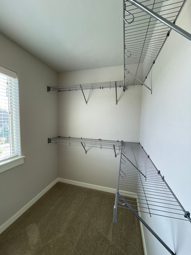 Building Photo - 3 Bedroom Townhome  in SW Redmond  - Parkl...