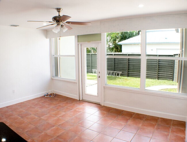 Building Photo - Charming Hollywood Home