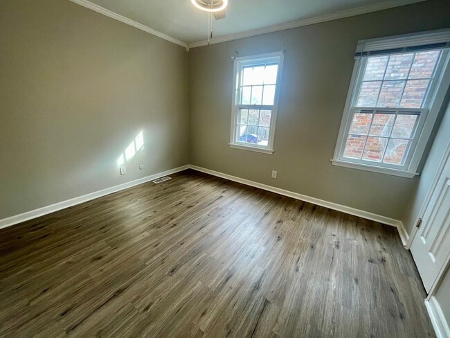 Building Photo - Townhome with Pool!