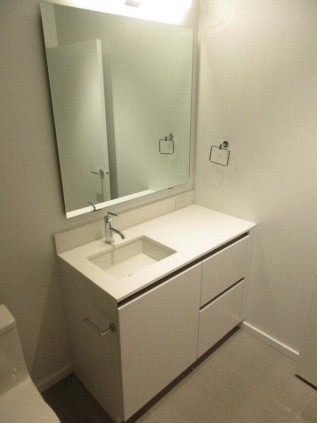 Building Photo - Vista Condominiums - 1 bedroom/1 bath Pearl District condo w/parking/storage/amenities/most utili...