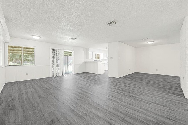 Building Photo - 1231 Country Ln