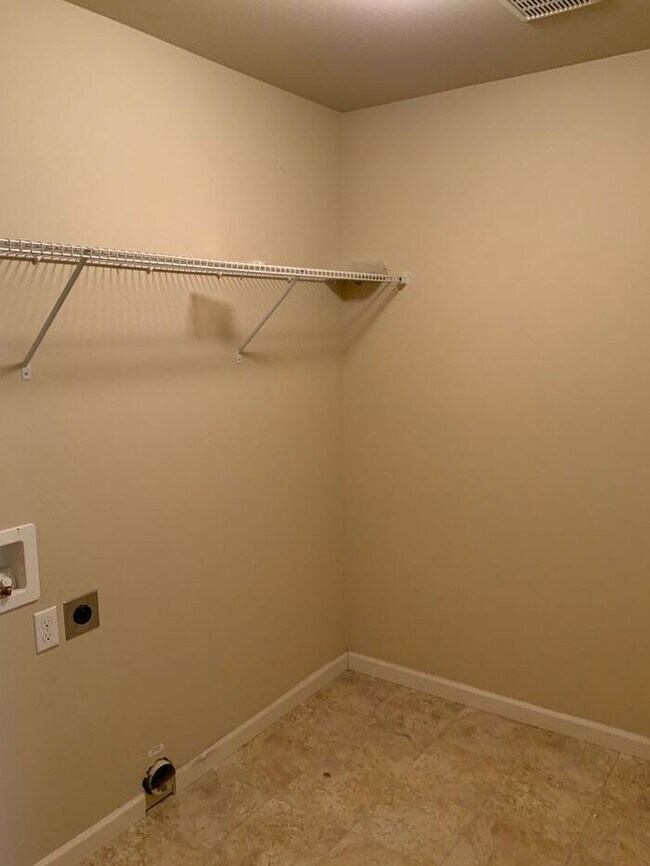 Building Photo - AVAILABLE NOW!! Puyallup 4bdr 2.5bath home...