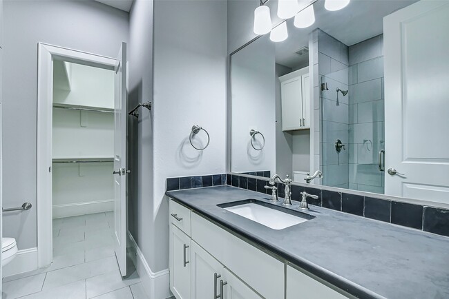 Building Photo - 714 Fargo St