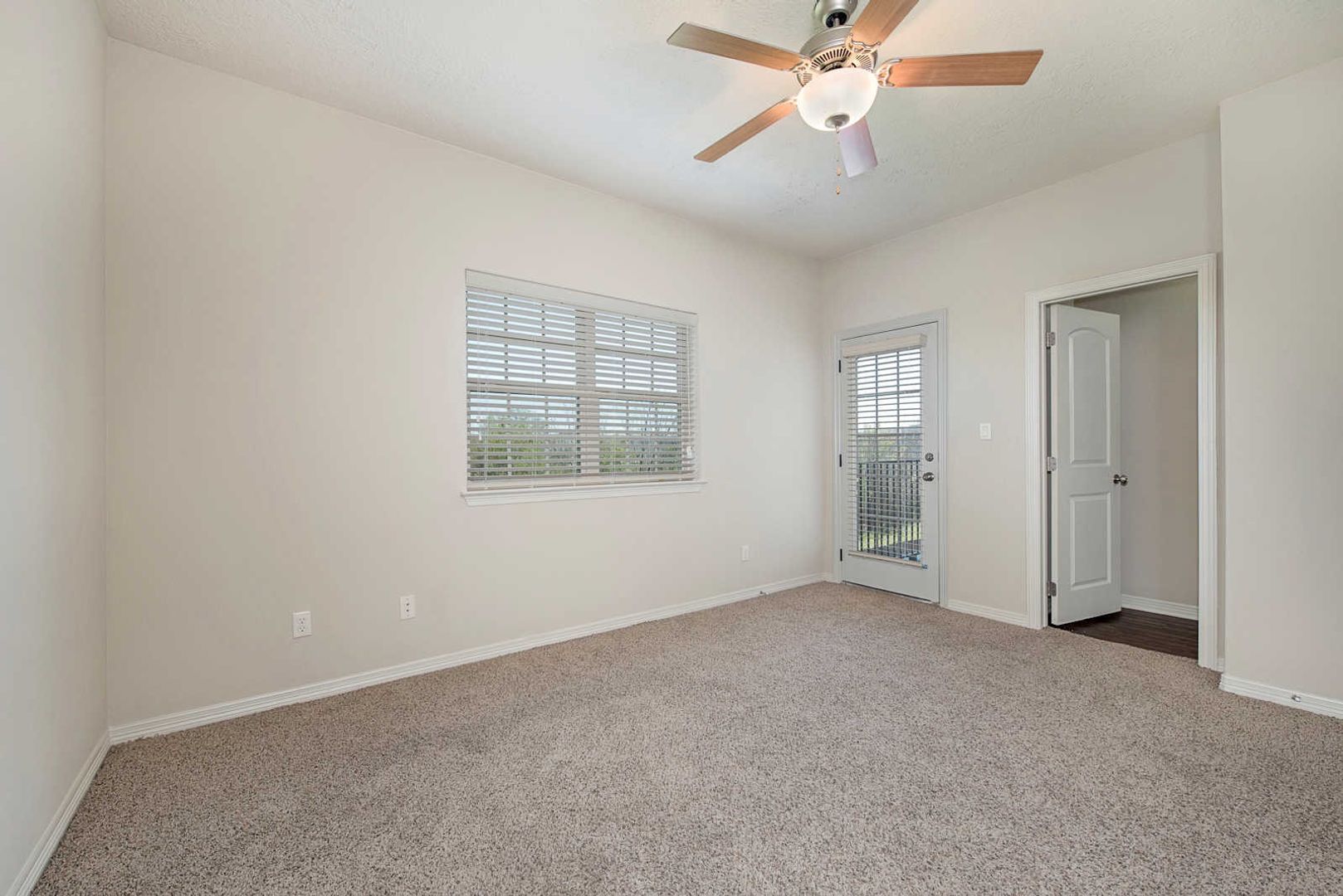 Building Photo - Spacious 3 Bed, 3.5 Bath Condo in Great Community!