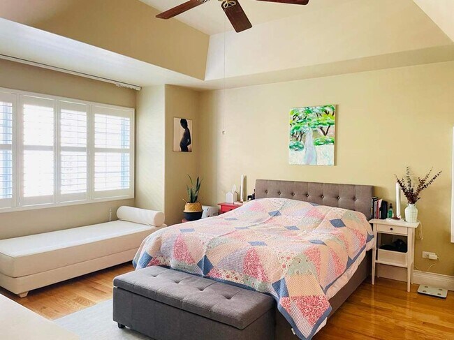 Building Photo - Downtown Elmhurst Gem – 3-Bed Townhome with Balcony, Courtyard & Garage