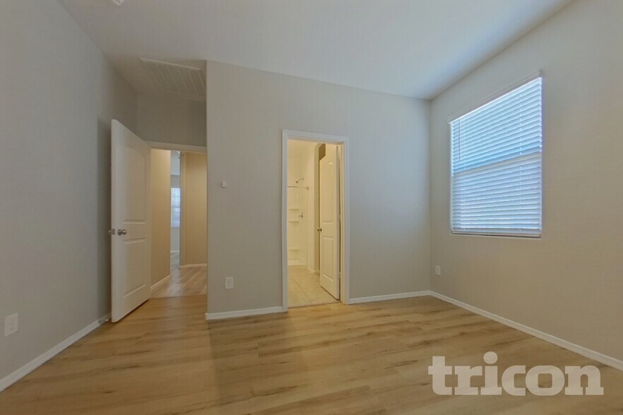 Building Photo - 31062 W Mulberry Dr