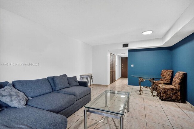 Building Photo - 2924 Collins Ave