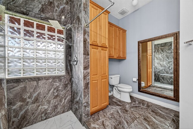 Building Photo - 23914 Glengate Dr