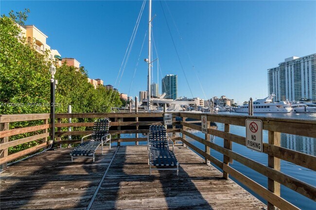 Building Photo - 19555 E Country Club Dr