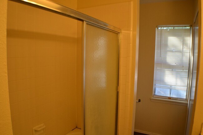 Building Photo - 1515 Bandera Dr