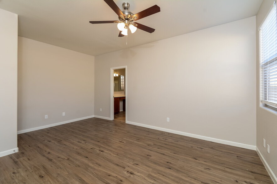 Building Photo - 11838 W Foothill Dr